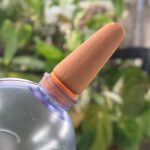 Pojemnik nawadniający z ceramicznym stożkiem